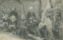 Folklore : "Corrèze - 135 - Un coin de village - Paysannes en costumes et coiffures du pays".
