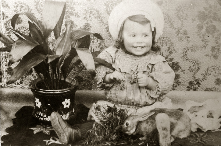 Portrait en pied d'un jeune enfant et lapin.