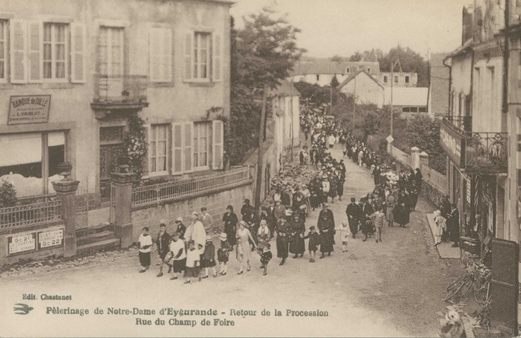 Eygurande : "Pélerinage de Notre-Dame d'Eygurande - Retour de la procession - Rue du champ de foire".