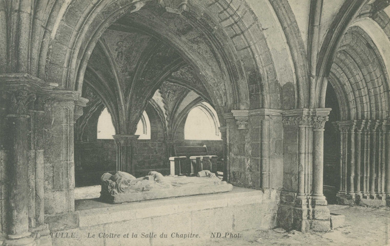 Tulle : "71 Tulle - Le cloître et la salle du chapitre.".