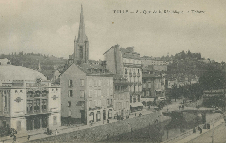 Tulle : "Tulle - 8 - Quai de la République, le théâtre". Affiche apposée sur le théâtre pour la représentation de la pièce d'Henri Lavedan, Le Marquis de Priola (créée en 1902).