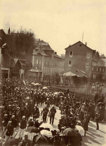 Le cortège traverse le pont de la Barrière (27 mars 1904).