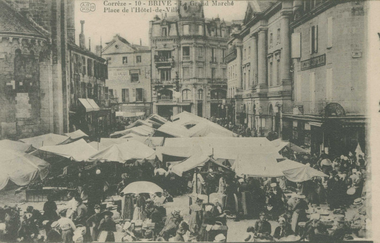 Brive-la-Gaillarde : "Corrèze - 10 - Brive - Le grand marché place de l'Hôtel-de-ville".
