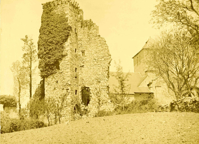 Ruines du château de La Chapoulie et l'église.