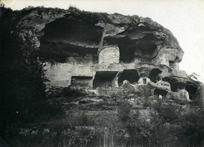 Lamouroux, grottes.
