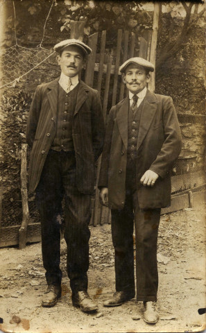 Portrait en pied de Baptiste Aumard (à droite) et son frère Michel.