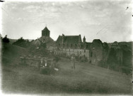 Dans le pré jouxtant l'abbaye.