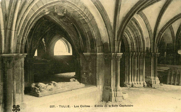 "227. - Tulle - Les cloîtres - Entrée de la Salle Capitulaire".
