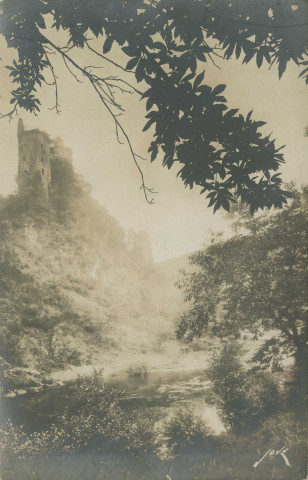 Gimel : "La France immortelle - 12. Département de la Corrèze. Ruines du château de Merle. Dans ce joli cadre festonné de verdure, essayez de placer : sur la Maronne quelques Naïades, une ronde de Nymphes autour du château, et... vous aurez l'image d'un conte de fée.".