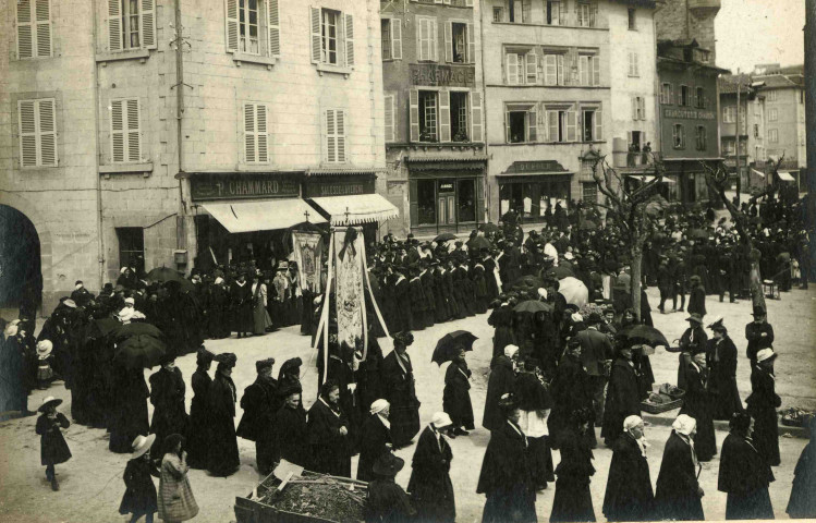 Groupe de dames portant des bannières, dont l'une dédiée à Notre Dame du Chapitre.