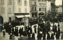 Groupe de dames portant des bannières, dont l'une dédiée à Notre Dame du Chapitre.