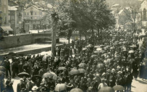 La foule accompagne le cortège.