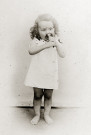 Portrait en pied d'un jeune enfant, à la trompette.