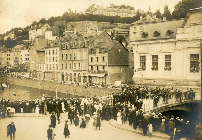 Fête nautique entre le pont du Tribunal et le pont Millet-Mureau.