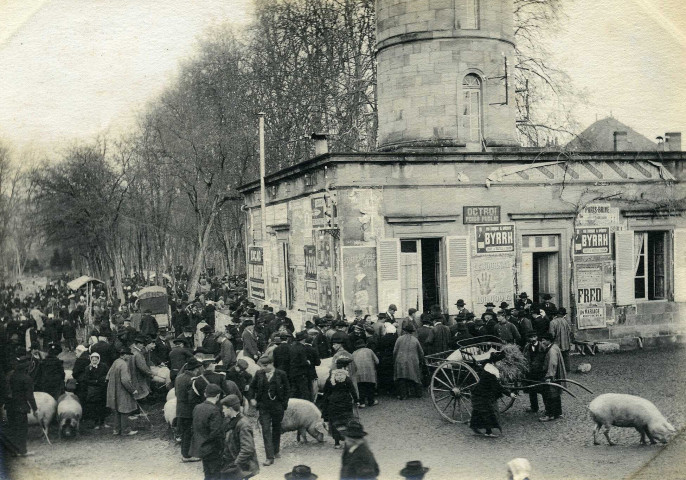 Place de la Guierle, jour de foire, "Le pesage au château d'eau".