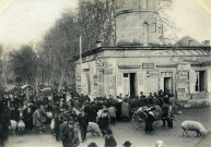 Place de la Guierle, jour de foire, "Le pesage au château d'eau".