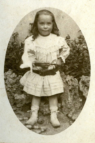 Portrait en pied d'un jeune enfant, au jeu de quilles.
