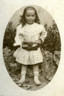 Portrait en pied d'un jeune enfant, au jeu de quilles.