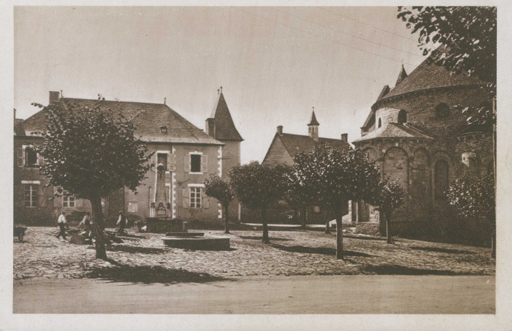 Vigeois : "Vigeois (Corrèze) - La place de l'église".