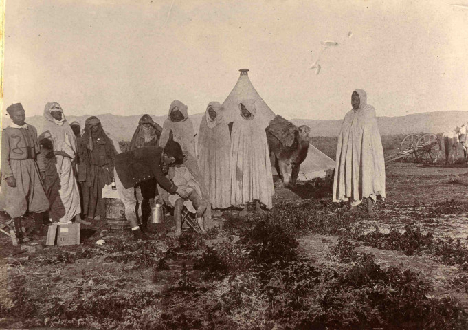 Visite médicale effectuée par un médecin militaire, auprès des populations autochtones.