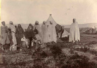 Visite médicale effectuée par un médecin militaire, auprès des populations autochtones.