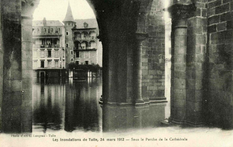 "Les inondations de Tulle, 24 mars 1912. Sous le porche de la cathédrale".
