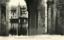 "Les inondations de Tulle, 24 mars 1912. Sous le porche de la cathédrale".