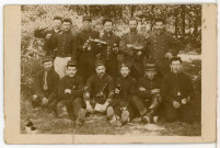 [Charentes] : portrait d'un groupe de soldats dans la nature.