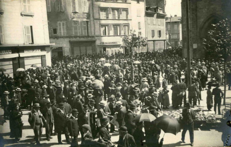 La foule sur le parvis de la cathédrale.