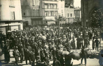 La foule sur le parvis de la cathédrale.