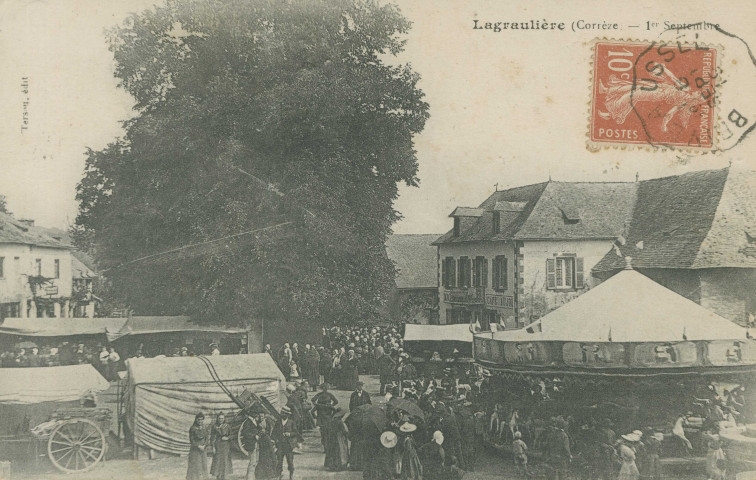 Lagraulière : "Lagraulière (Corrèze) - 1er septembre". Fête et manège sur la place.