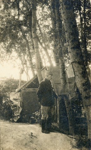 Le commandant sur les bords de la Suippe.