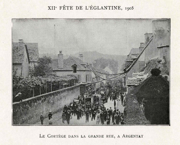 "XIIe fête de l'Eglantine. Le cortège dans la Grande-Rue.