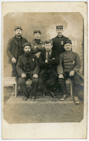 [Lieu inconnu] : portrait de groupe devant une toile tendue.