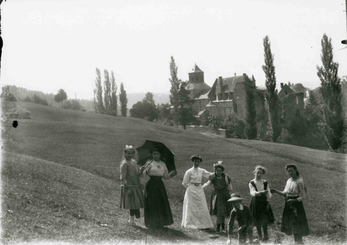 Dans le pré jouxtant l'abbaye.
