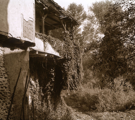 Maison traditionnelle et balcon.