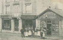 Brive-la-Gaillarde : façade de l'hôtel, café, restaurant des Voyageurs, et la buvette-restaurant - pose du propriétaire et du personnel.