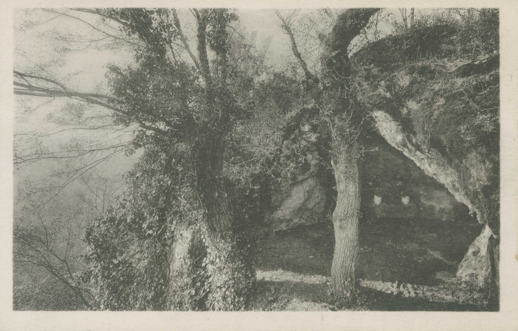 Yssandon : "15. - Yssandon (Corrèze) - Grotte naturelle dans la butte du Chalard".
