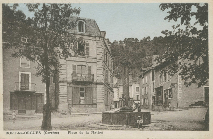 Bort-les-Orgues : "Bort-les-Orgues (Corrèze) - Place de la Nation".