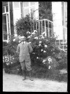 [Homme inconnu] posant devant l'escalier donnant sur la terrasse du château.