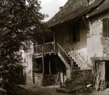 Maison traditionnelle et balcon.
