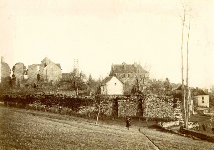 Vue nord-est de l'abbaye cistercienne sur le mur d'enceinte du monastère.