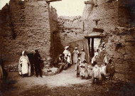 La population dans le village.