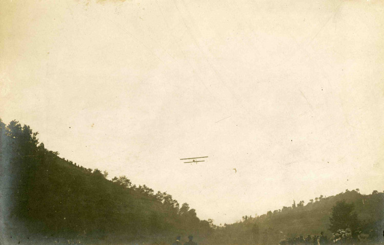 Un aéroplane en vol.