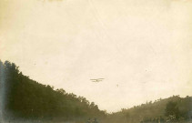 Un aéroplane en vol.