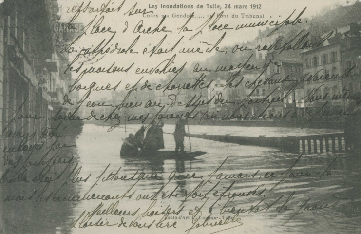 Tulle : "Les inondations de Tulle, 24 mars 1912 - Cours ma gondole...au pont du tribunal".