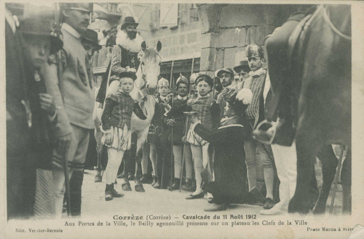 Corrèze : "Corrèze (Corrèze) - Cavalcade du 11 août 1912 - Aux portes de la ville, le bailly agenouillé présente sur un plateau les clefs de la ville".