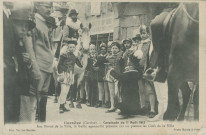 Corrèze : "Corrèze (Corrèze) - Cavalcade du 11 août 1912 - Aux portes de la ville, le bailly agenouillé présente sur un plateau les clefs de la ville".