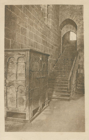Aubazine : "Obazine (Corrèze) - Abbaye cistercienne (XIIe s) - Armoire (XIIe s.) - escalier reliant l'église au monastère".