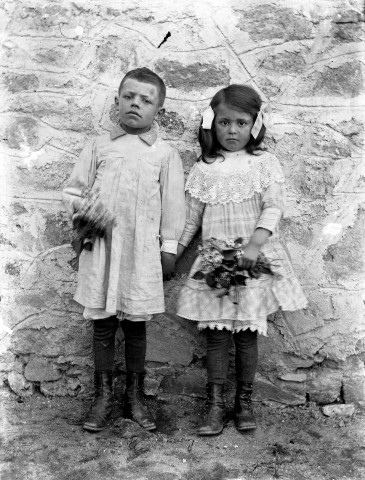 Portrait de deux enfants.